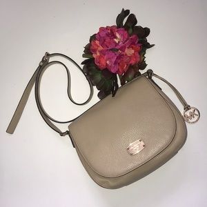 🏷Michael Kors Tan Crossbody